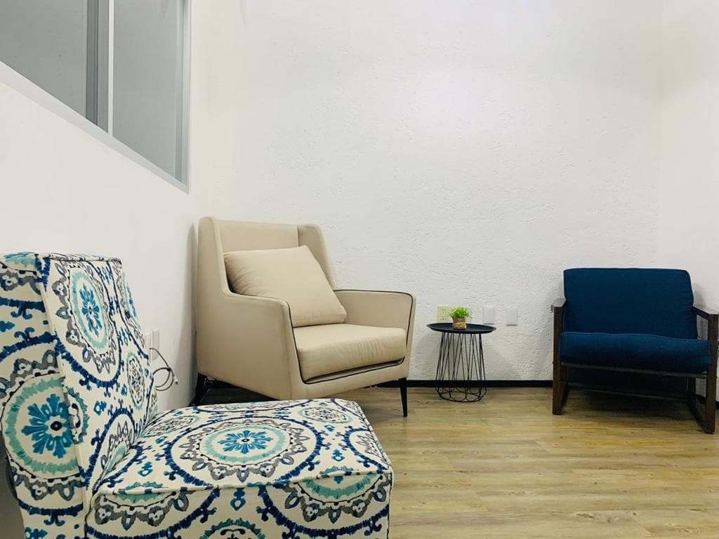Sala de espera con sillones beige y azul