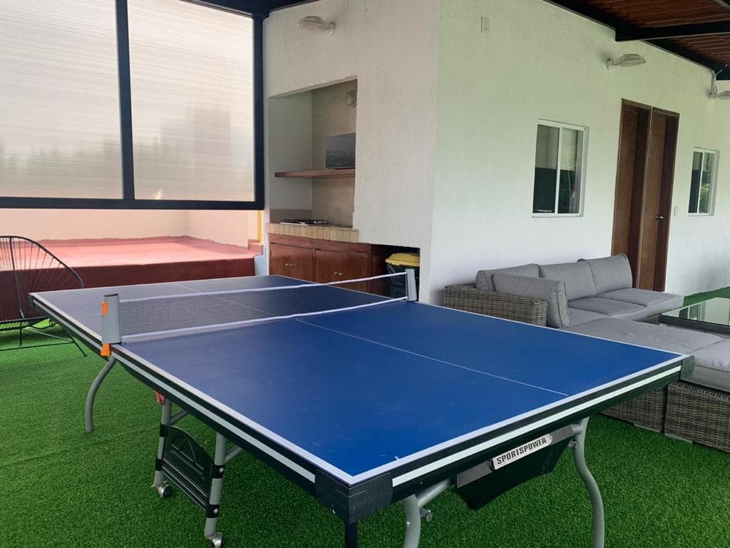 Terraza con mesa de ping pong y zona de asador